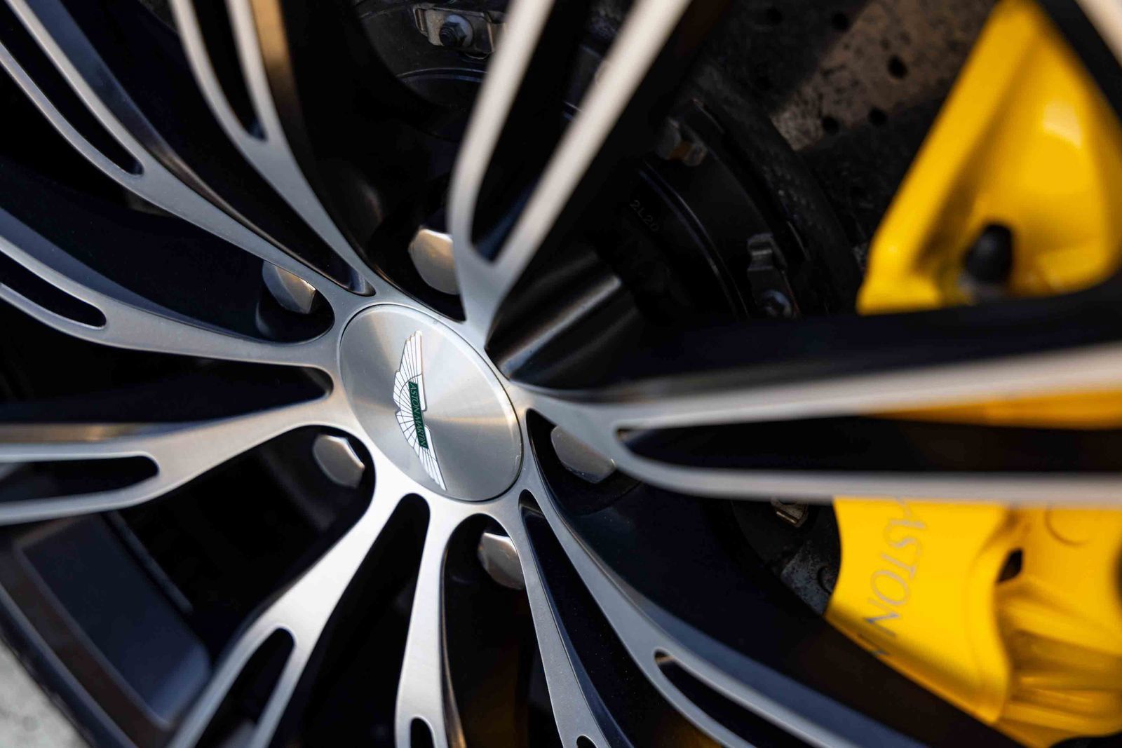 Used 2013 Aston Martin DB9 Volante RWD image 10
