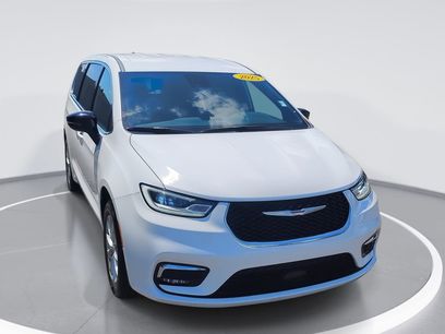 Used 2025 Chrysler Pacifica Select w/ Uconnect Theater Family Group