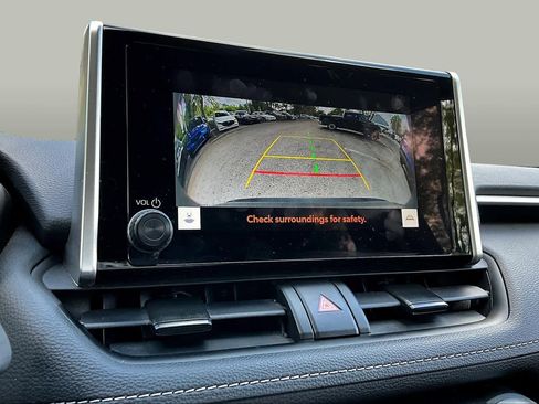 Used 2025 Toyota RAV4 XLE AWD/4WD image 32