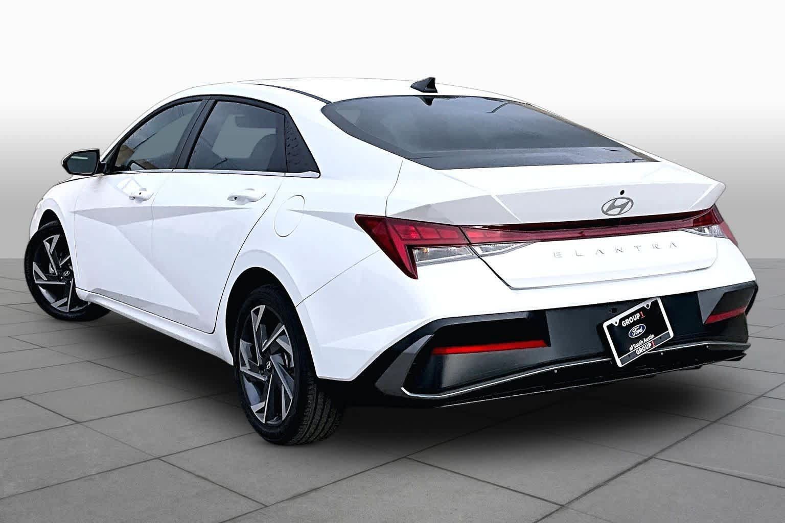 Used 2025 Hyundai Elantra SEL FWD image 12