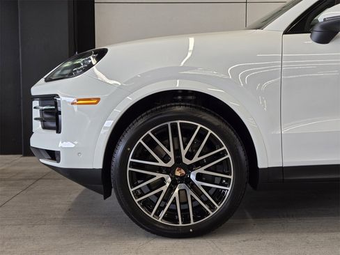 Used 2025 Porsche Cayenne Base image 9