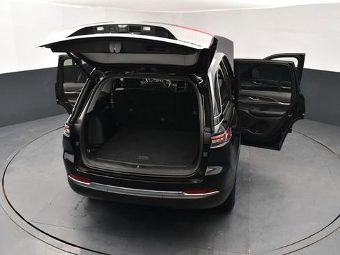 Used 2023 Jeep Grand Cherokee Limited image 29