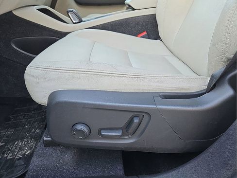 Certified 2021 Volvo XC40 T5 Momentum w/ Premium Package image 21