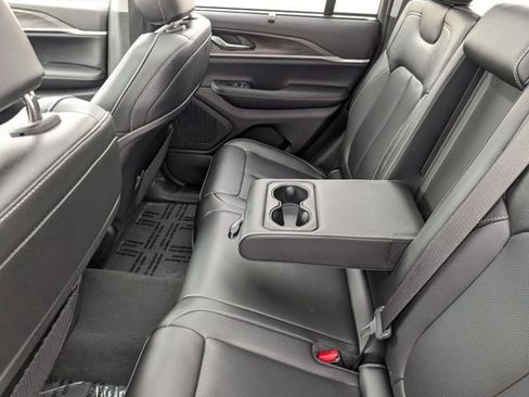 Used 2023 Jeep Grand Cherokee Limited w/ Luxury Tech Group II image 24