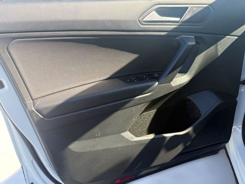 Used 2021 Volkswagen Tiguan SE w/ Panoramic Sunroof Package image 11