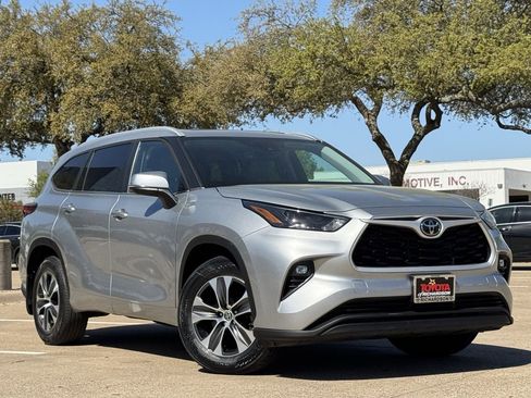 Used 2023 Toyota Highlander XLE image 2