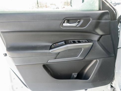 Used 2024 Nissan Pathfinder SL w/ Black Appearance Package image 18