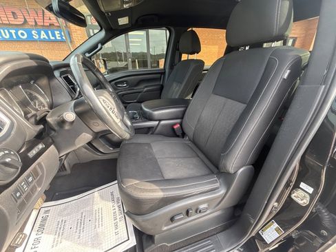 Used 2019 Nissan Titan SV w/ SV Convenience Package image 14