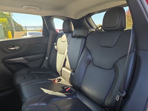 Used 2019 Jeep Cherokee Limited image 11