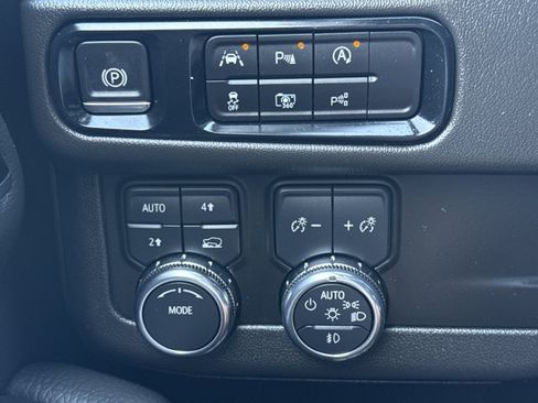 Used 2025 GMC Yukon Denali AWD/4WD image 27