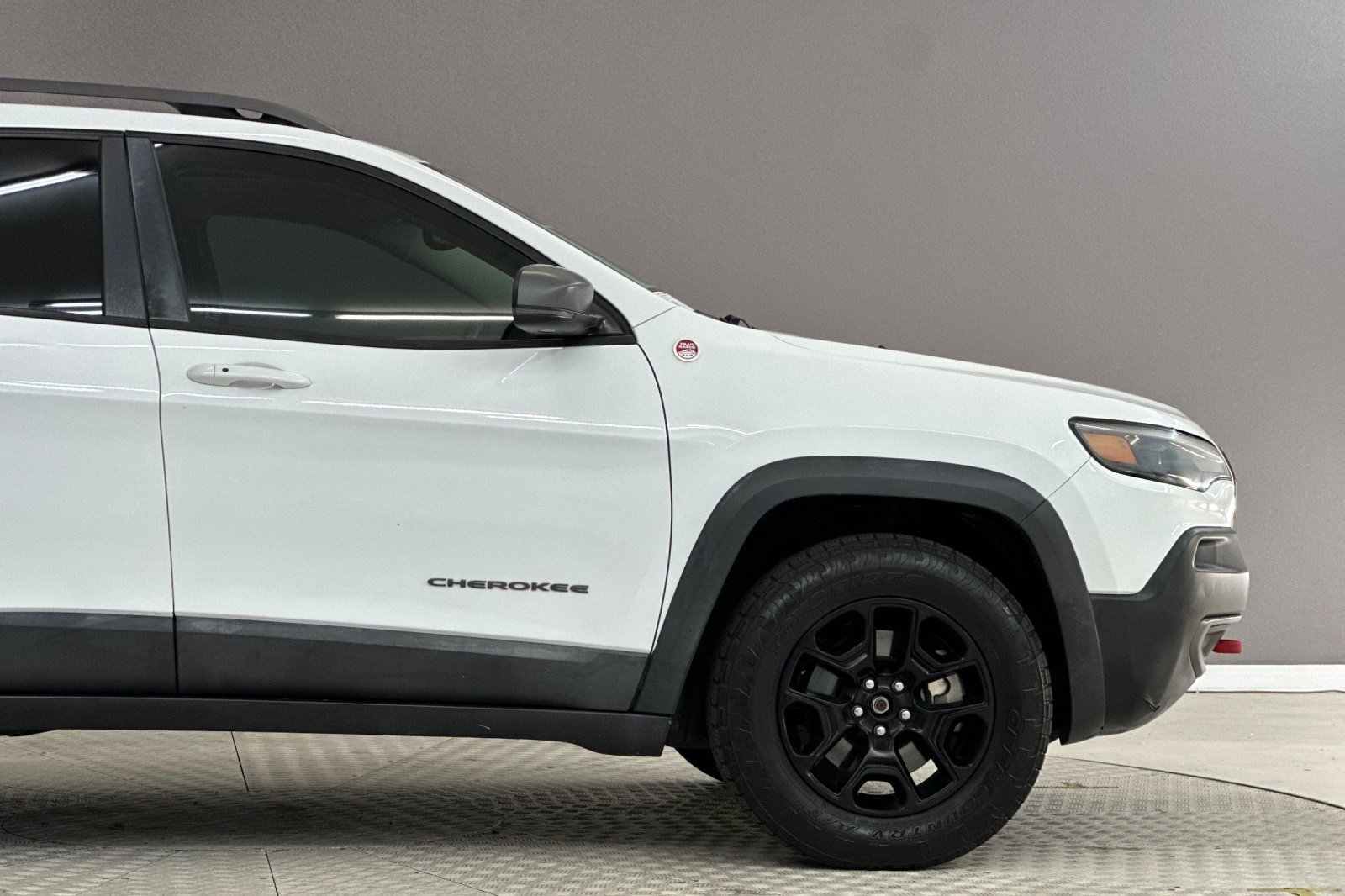 Used 2019 Jeep Cherokee Trailhawk AWD/4WD image 35