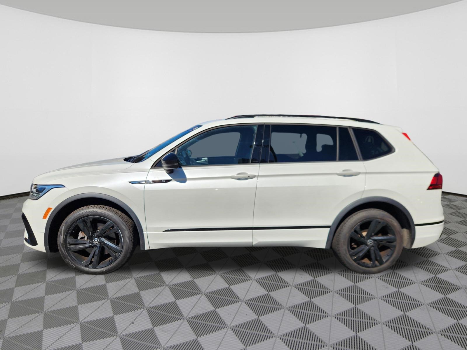 Certified 2024 Volkswagen Tiguan SE R-Line AWD/4WD image 5