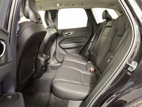 Used 2019 Volvo XC60 T6 Momentum w/ Multimedia Package image 12