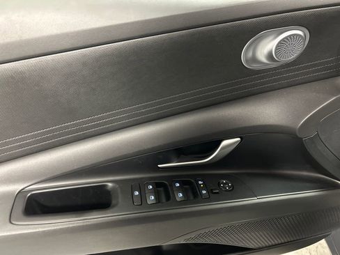 Used 2025 Hyundai Elantra SE image 12