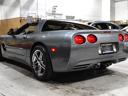 Used 2004 Chevrolet Corvette Coupe w/ Roof Package RWD image 12
