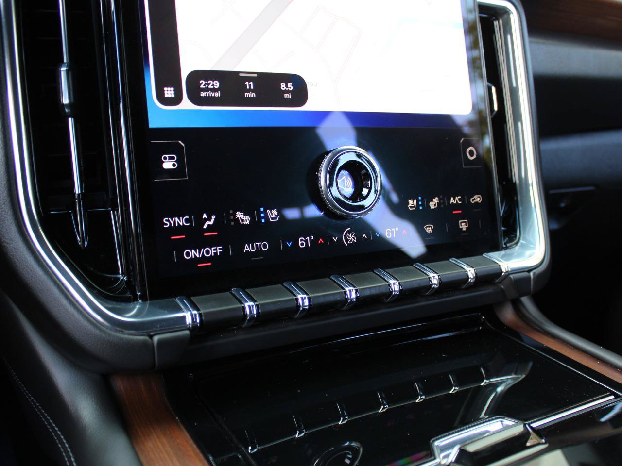 Used 2025 GMC Yukon Denali RWD image 28