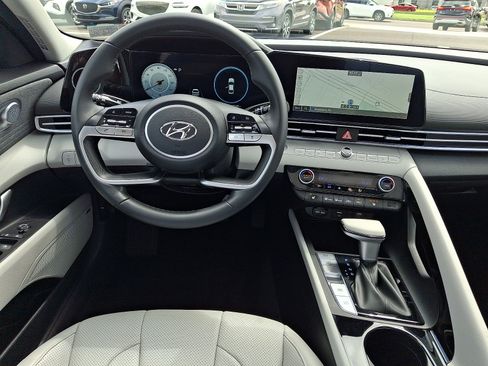 Certified 2023 Hyundai Elantra Limited w/ Preferred Accessory Package FWD image 10