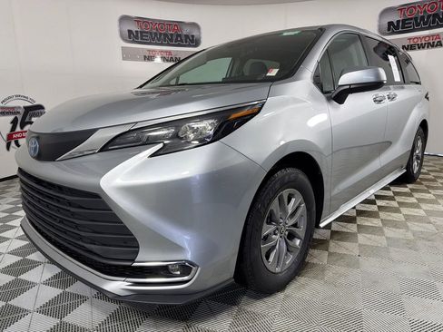 Used 2024 Toyota Sienna XLE image 8