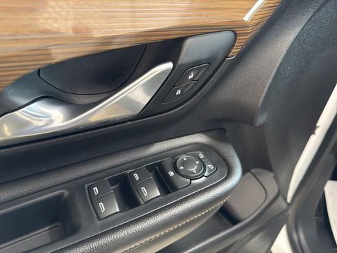 Used 2019 GMC Terrain SLE w/ Driver Convenience Package image 16