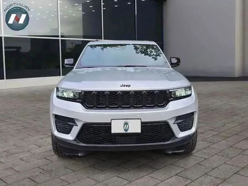 Used 2024 Jeep Grand Cherokee Altitude image 8