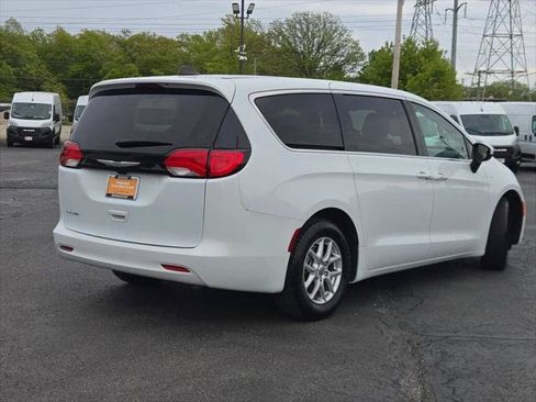 Certified 2023 Chrysler Voyager LX FWD image 9