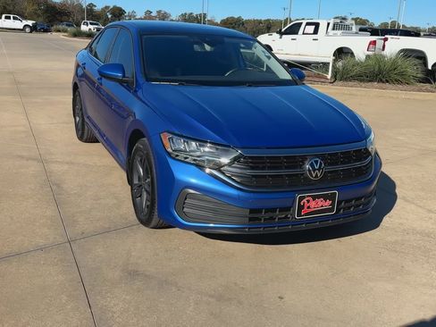 Used 2024 Volkswagen Jetta SE image 4
