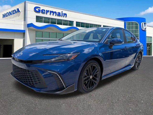 Used 2025 Toyota Camry SE w/ Convenience Package FWD image 1