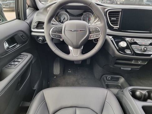 New 2026 Chrysler Pacifica Select image 30