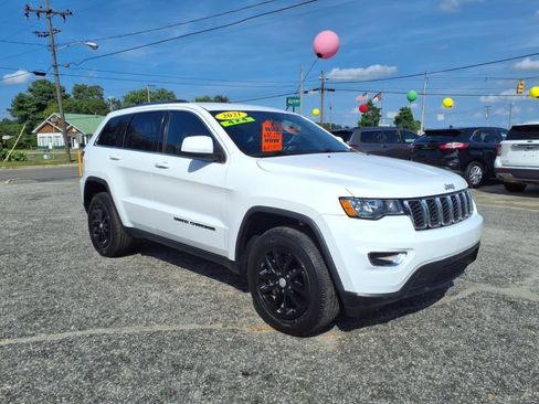 Used 2021 Jeep Grand Cherokee Laredo image 2