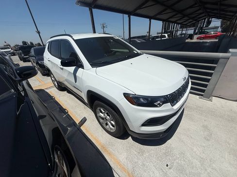 Used 2026 Jeep Compass Latitude AWD/4WD image 3