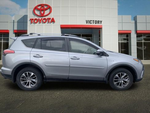 Used 2018 Toyota RAV4 LE AWD/4WD image 2