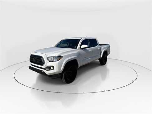 Used 2022 Toyota Tacoma SR5 w/ Technology Package image 4