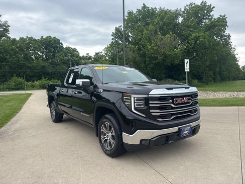 Used 2025 GMC Sierra 1500 SLT AWD/4WD image 3