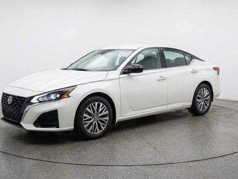 Used 2025 Nissan Altima 2.5 SV image 3