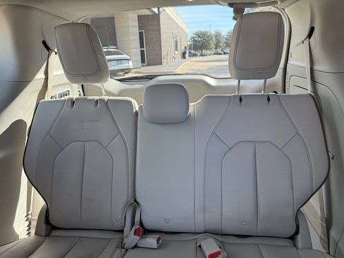 Used 2017 Chrysler Pacifica Limited w/ UConnect Theater Package image 23