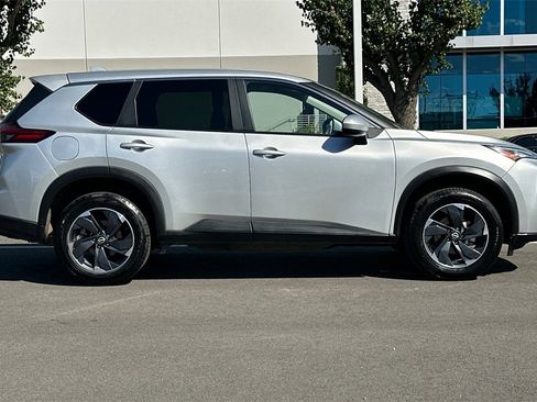 Used 2024 Nissan Rogue SV image 3