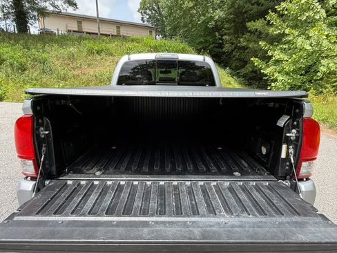 Used 2017 Toyota Tacoma TRD Sport w/ Tow Package AWD/4WD image 8