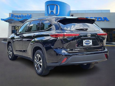 Used 2022 Toyota Highlander XLE image 5
