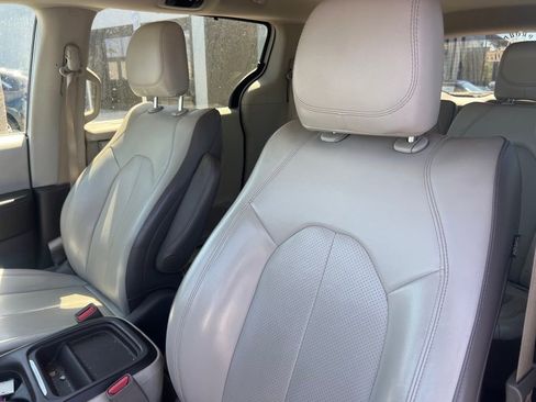Used 2018 Chrysler Pacifica Touring-L w/ Tire & Wheel Group FWD image 7