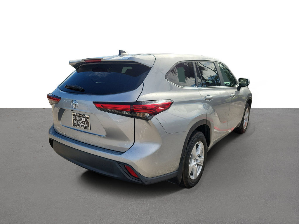 Used 2023 Toyota Highlander L FWD image 3