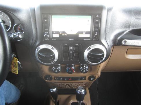 Used 2015 Jeep Wrangler Unlimited Sahara image 28