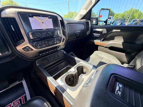 Used 2018 GMC Sierra 2500 Denali w/ Duramax Plus Package AWD/4WD image 30