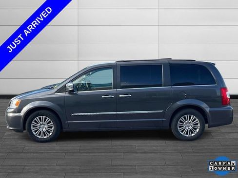 Used 2016 Chrysler Town & Country Touring-L FWD image 6