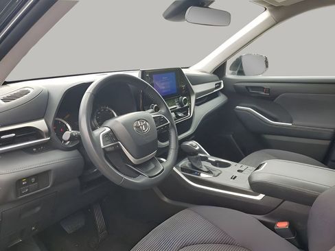 Used 2025 Toyota Highlander LE FWD image 30