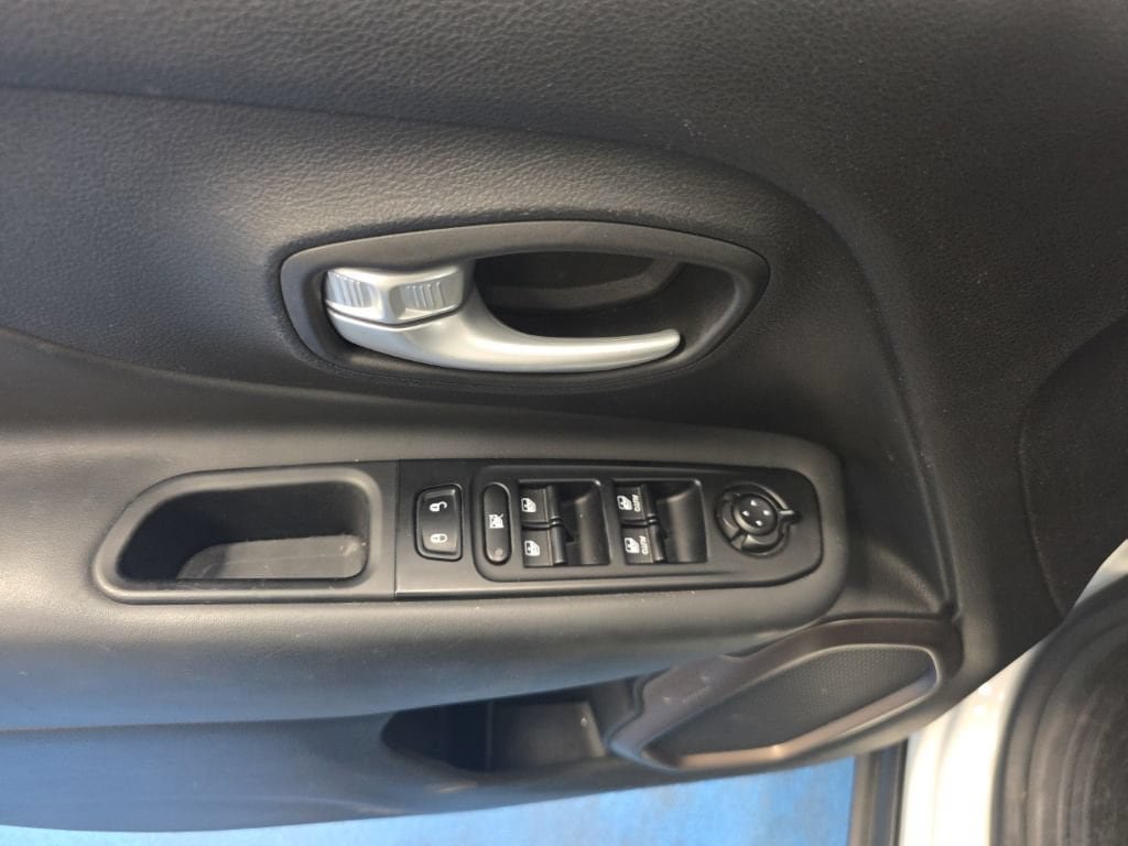 Used 2023 Jeep Renegade Latitude AWD/4WD image 19