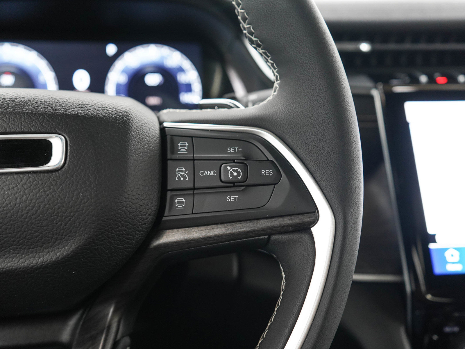 Used 2024 Jeep Grand Cherokee Limited w/ Black Appearance Package AWD/4WD image 27
