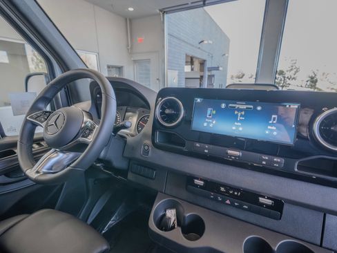 Used 2025 Mercedes-Benz Sprinter 2500 image 23