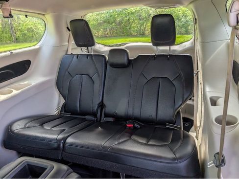 Used 2018 Chrysler Pacifica Touring-L Plus FWD image 12