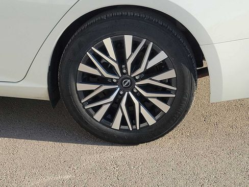 Used 2025 Nissan Altima 2.5 SV FWD image 12
