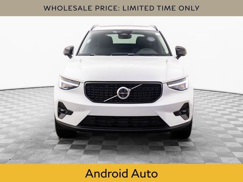 Used 2025 Volvo XC40 B5 Plus image 8
